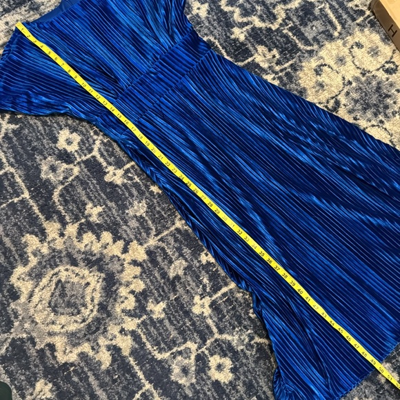 Alexia Admor Elegant Blue Pleated Velvet Dress - Picture 6 of 8